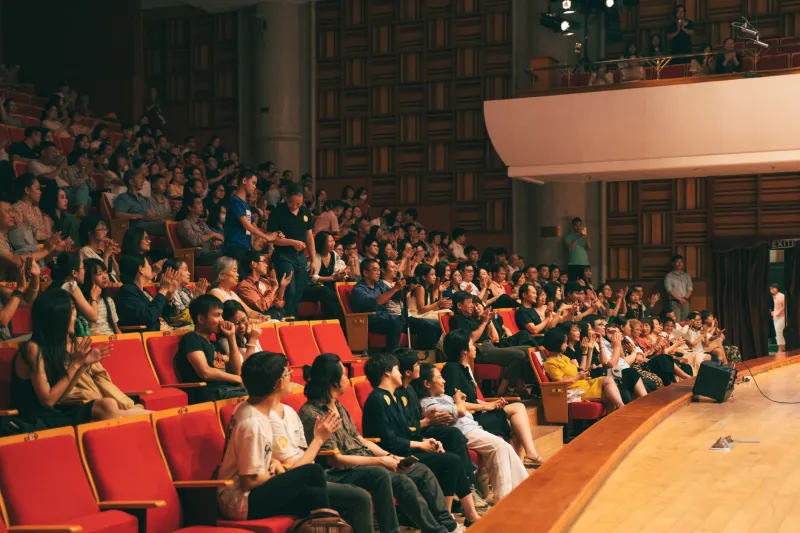 Rise and Roar: The Unwritten Rules Behind the Standing Ovation